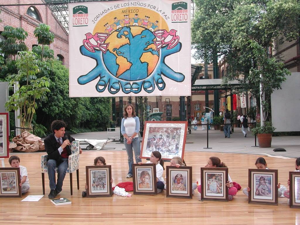 Sergio con los participantes de las Jornadas de los Niños por la Paz en Plaza Loreto
